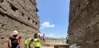 Aspendos Antik Kenti'nde Bulunan 2 Bin Yıllık Heykeller Arkeologları Heyecanlandırdı