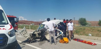 Çorum'da Hafif Ticari Araçla Otomobil Çarpıştı: 6 Yaralı