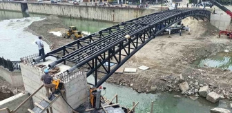 Devrek'te Sel Felaketinde Yıkılan Asma Köprünün Yerine Yeni Köprü Montajı Başladı