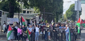 Dublin'de sağlık çalışanları Filistin'e destek gösterisi düzenledi