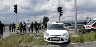 Kars'ta Otomobil ile Süt Taşıyan Kamyonetin Çarpışması Sonucu 5 Kişi Yaralandı