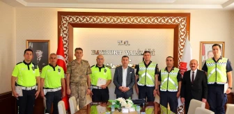 Bayburt Valisi Mustafa Eldivan, personeli başarı belgesiyle taltif etti