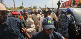 Senegal Cumhurbaşkanı Temizlik Yaptı