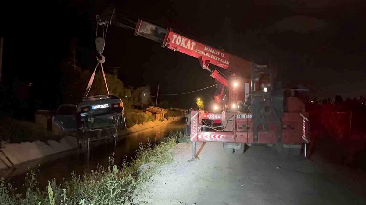 Tokat'ta Kontrolden Çıkan Otomobildeki 14 Yaşındaki Sürücü İzinsiz Araç Kullanmış