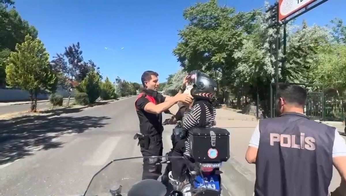Bingöl'de LGS Sınavına Geç Kalmak Üzere Olan Öğrenciye Yardım