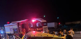Ceyhan'da otomobil refüje çarptı, sürücü yaralandı