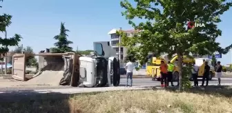 Edremit'te lastiği patlayan TIR karayolunu trafiğe kapattı