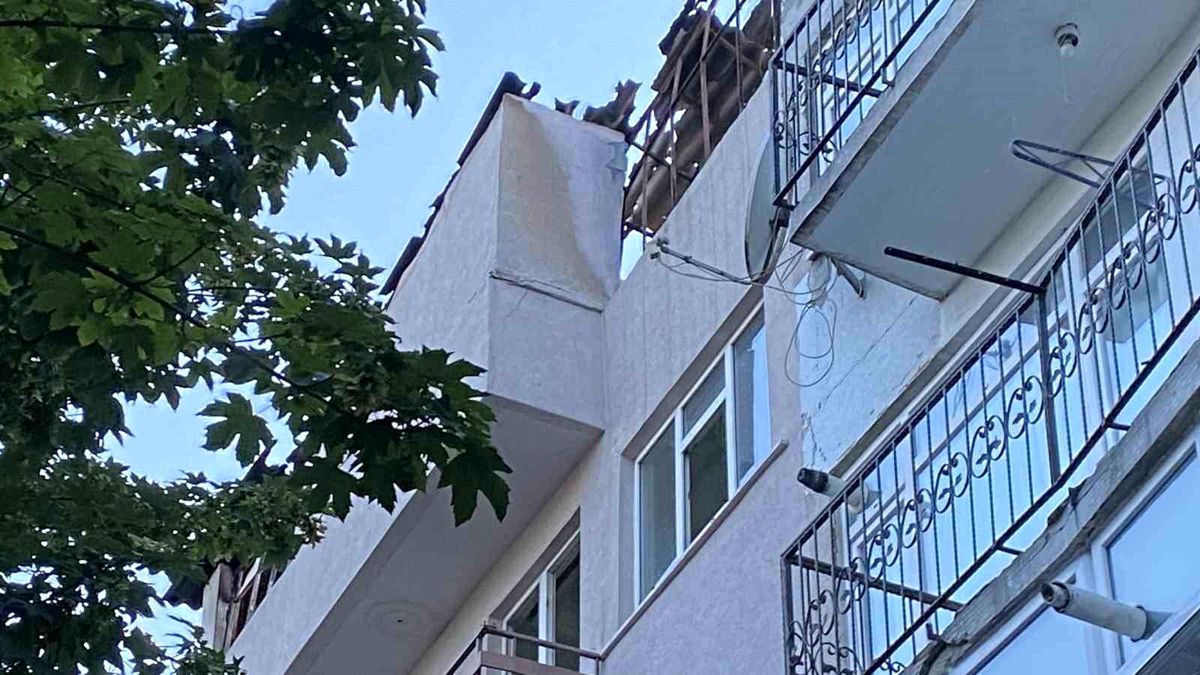 Fatih'te 5 Katlı Metruk Binada Çıkan Yangın Kontrol Altına Alındı