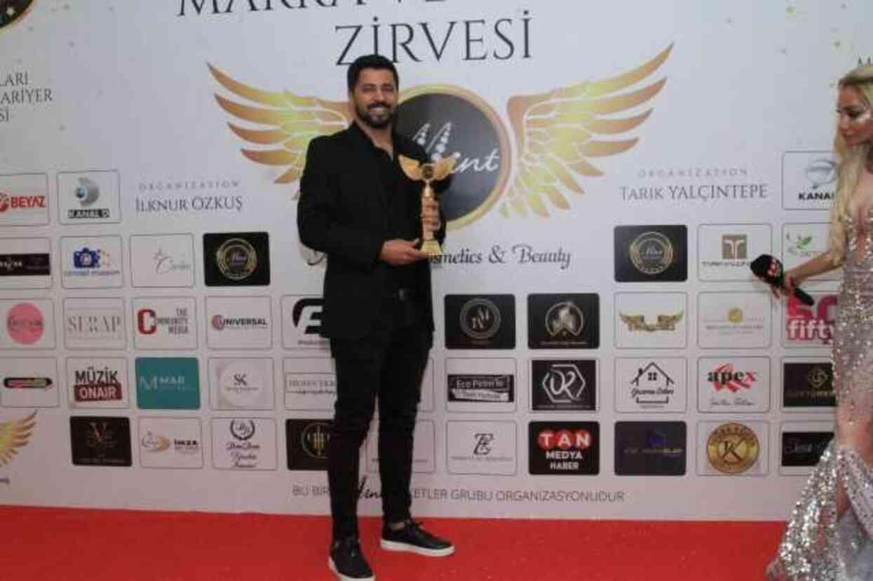 Haberler.com'a en iyi haber sitesi ödülü! İş İnsanları Marka ve Kariyer Zirvesi'nde yıldızlar geçidi
