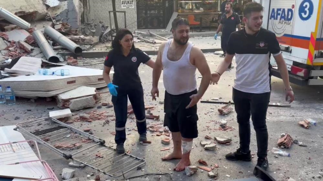 İstanbul Küçükçekmece'de bina çöktü! Enkaz altında kalanlar var