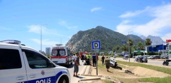 Antalya'da trafik kazası: Baba fenalık geçirdi