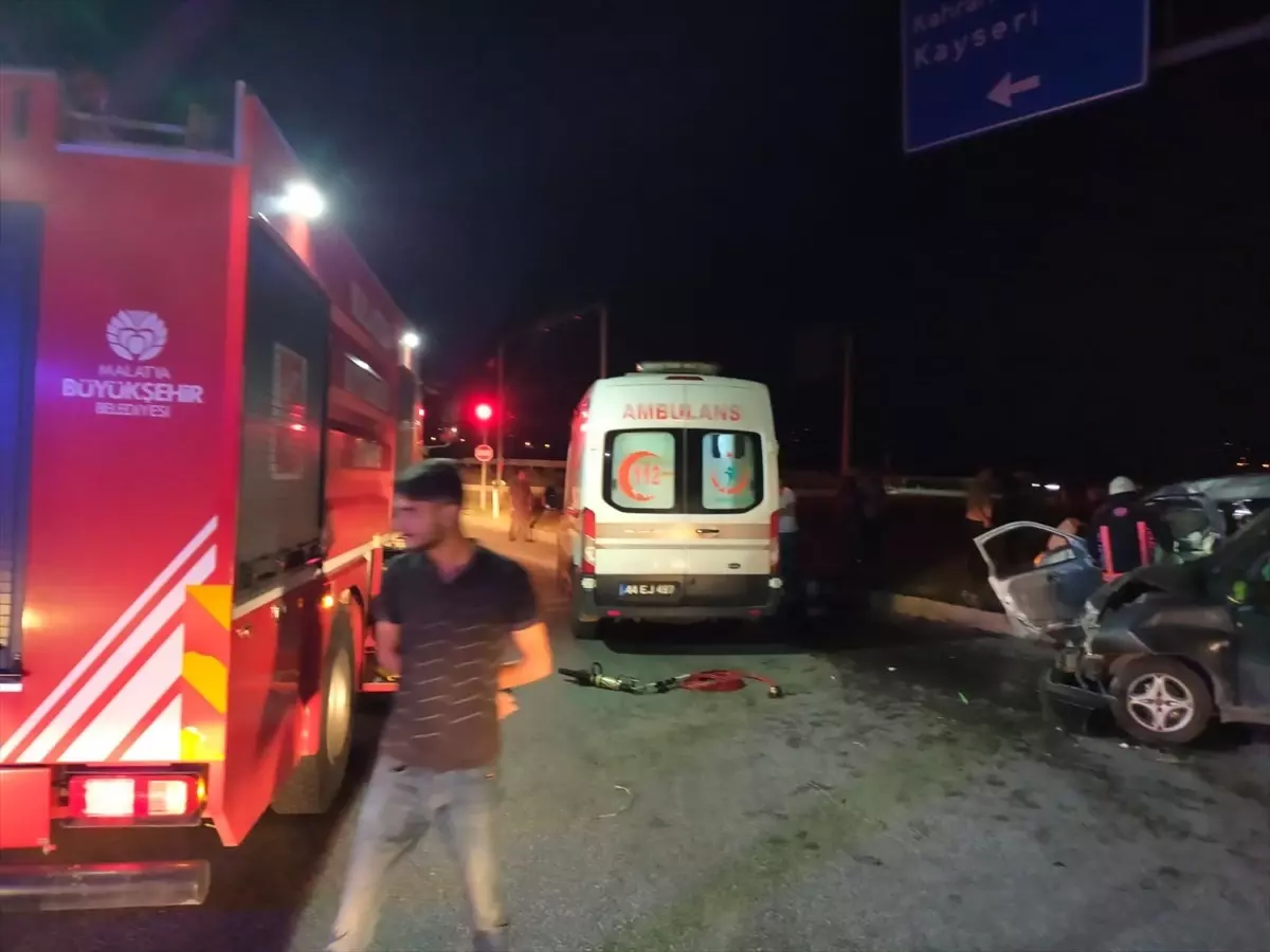 Malatya'da Hafif Ticari Araçlar Çarpıştı: 1 Ölü, 4 Yaralı