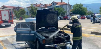 Bolu'da seyir halindeki otomobilin motorunda yangın çıktı, sürücü yaralandı