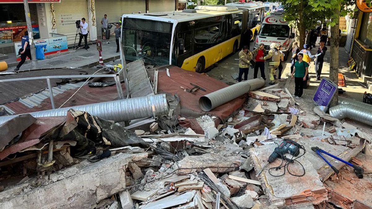 Pazar sabahı korkunç olay! İstanbul'da çöken 3 katlı binadan ilk görüntüler geldi