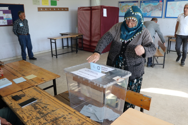 Sandıklar bir kez daha kuruldu! 3 ilçe ve 4 beldede seçim başladı