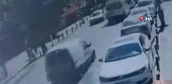 Sultangazi'de otomobilin çarptığı yaşlı kadın havaya savruldu...O anlar kamerada