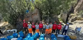 AKUT Afyonkarahisar ekibi tarihi kalede temizlik yaptı