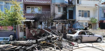 Antakya'da hurda malzemelerin bulunduğu sokakta yangın çıktı