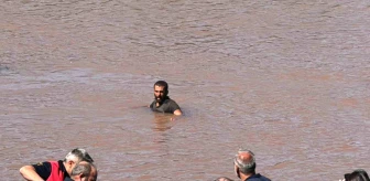 Sivas'ta Kızılırmak'a düşen adam kurtarıldı