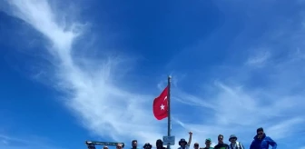 Bursasporlu Dağcılar, Uludağ'ın Zirvesine Bayrak Astı