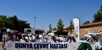 Gebze'de öğrenciler atık malzemelerden ürettikleri kıyafetleri sergiledi