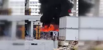 Kağıthane'de atıl kumaş yığınları alev alev yandı: Siyah dumanlar gökyüzünü kapladı