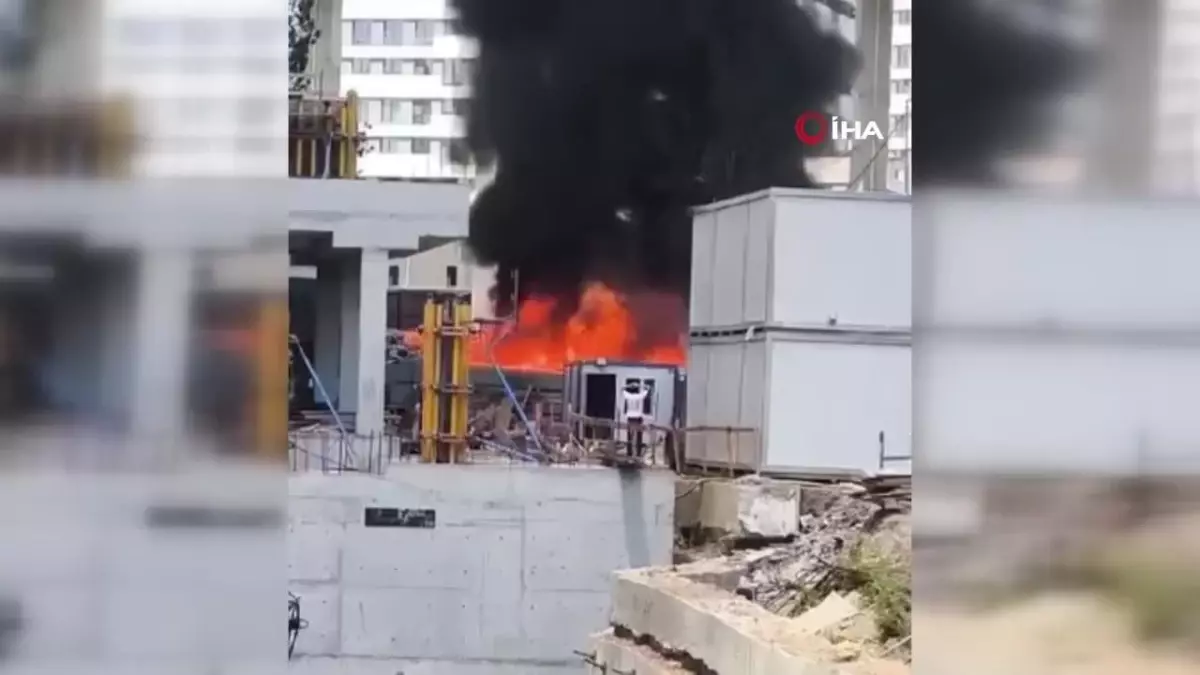 Kağıthane'de atıl kumaş yığınları alev alev yandı: Siyah dumanlar gökyüzünü kapladı