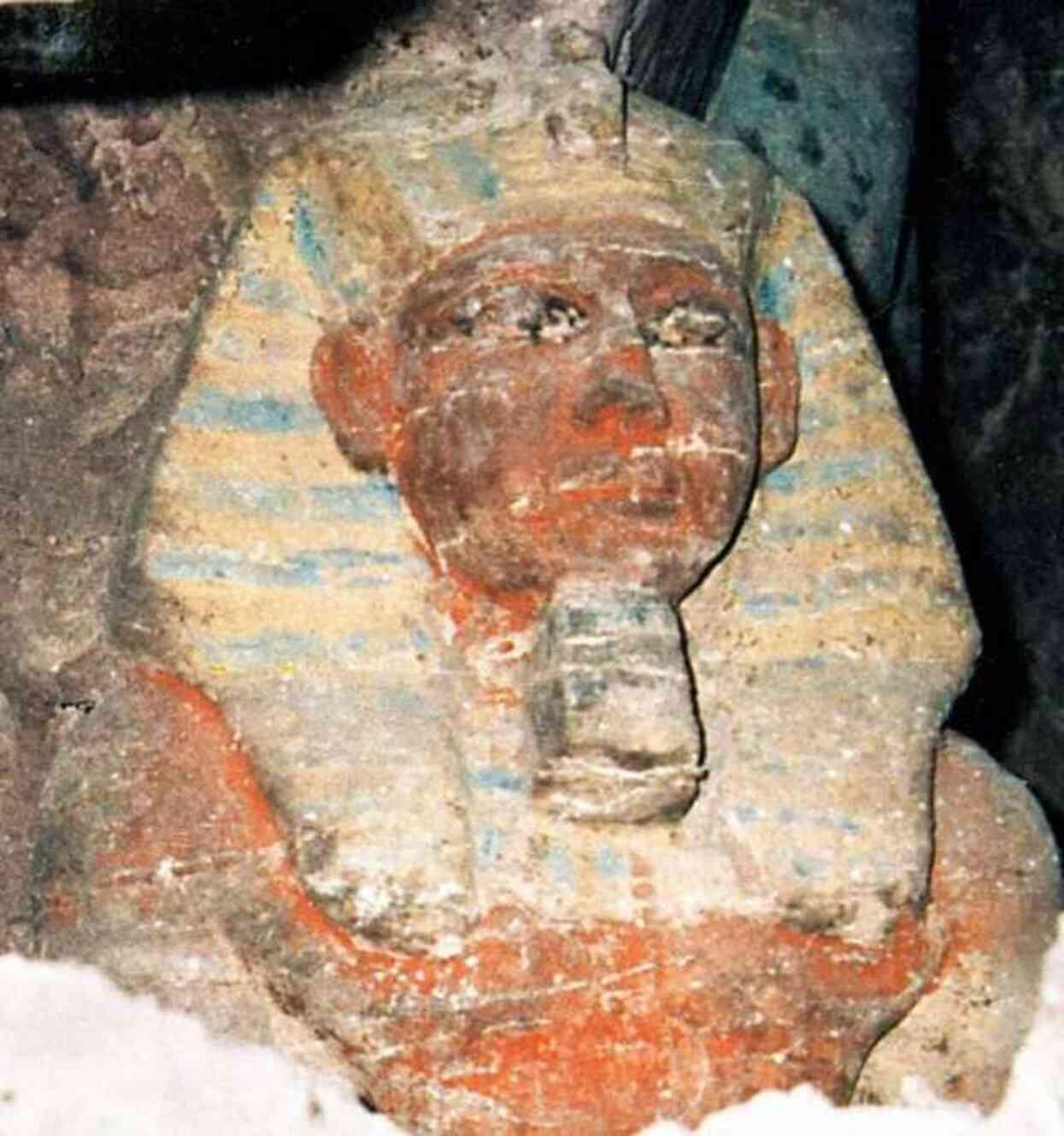 Mısır'ın en güçlü firavununa ait mumya, ölümünden 3.000 yıl sonra bir manastırın altındaki gizli mezarda keşfedildi. Mısır'ın en güçlü firavununa ait mumya, ölümünden 3.000 yıl sonra bir manastırın altındaki gizli mezarda keşfedildi.