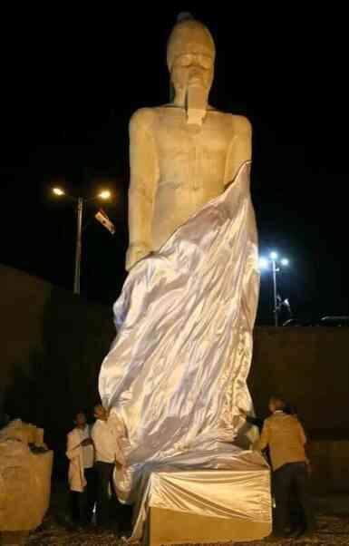 Mısır'ın en güçlü firavununa ait mumya, ölümünden 3.000 yıl sonra bir manastırın altındaki gizli mezarda keşfedildi. Mısır'ın en güçlü firavununa ait mumya, ölümünden 3.000 yıl sonra bir manastırın altındaki gizli mezarda keşfedildi.