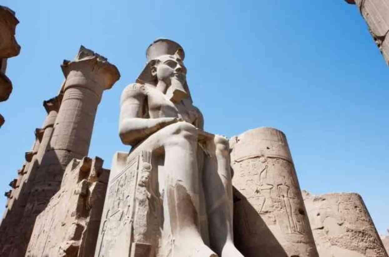 Mısır'ın en güçlü firavununa ait mumya, ölümünden 3.000 yıl sonra bir manastırın altındaki gizli mezarda keşfedildi. Mısır'ın en güçlü firavununa ait mumya, ölümünden 3.000 yıl sonra bir manastırın altındaki gizli mezarda keşfedildi.