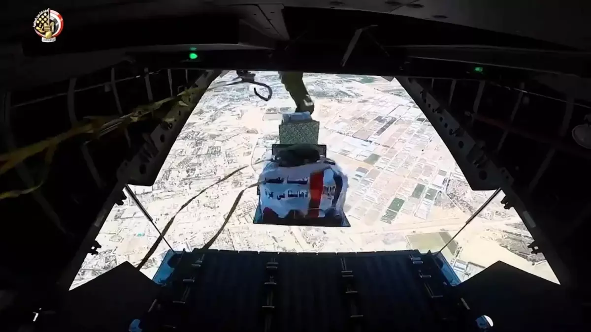 Mısır Uçaklarından Gazze'ye Havadan Yardım