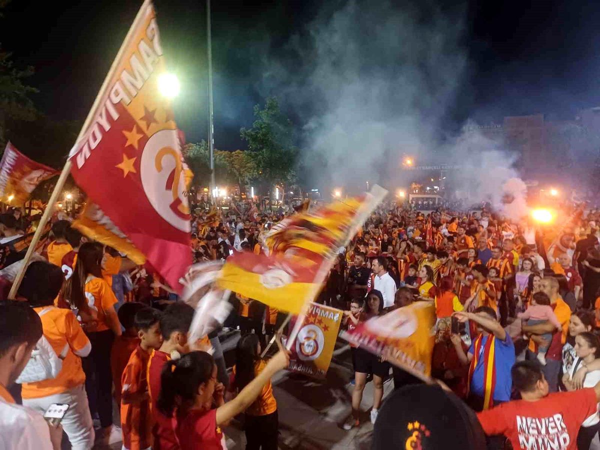 Galatasaray Taraftarları Salihli'de Şampiyonluk Kutlaması Yaptı