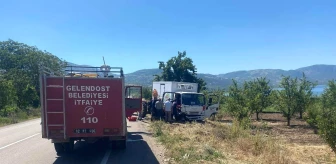 Isparta'da traktör ile kamyonetin çarpışması sonucu 3 kişi yaralandı