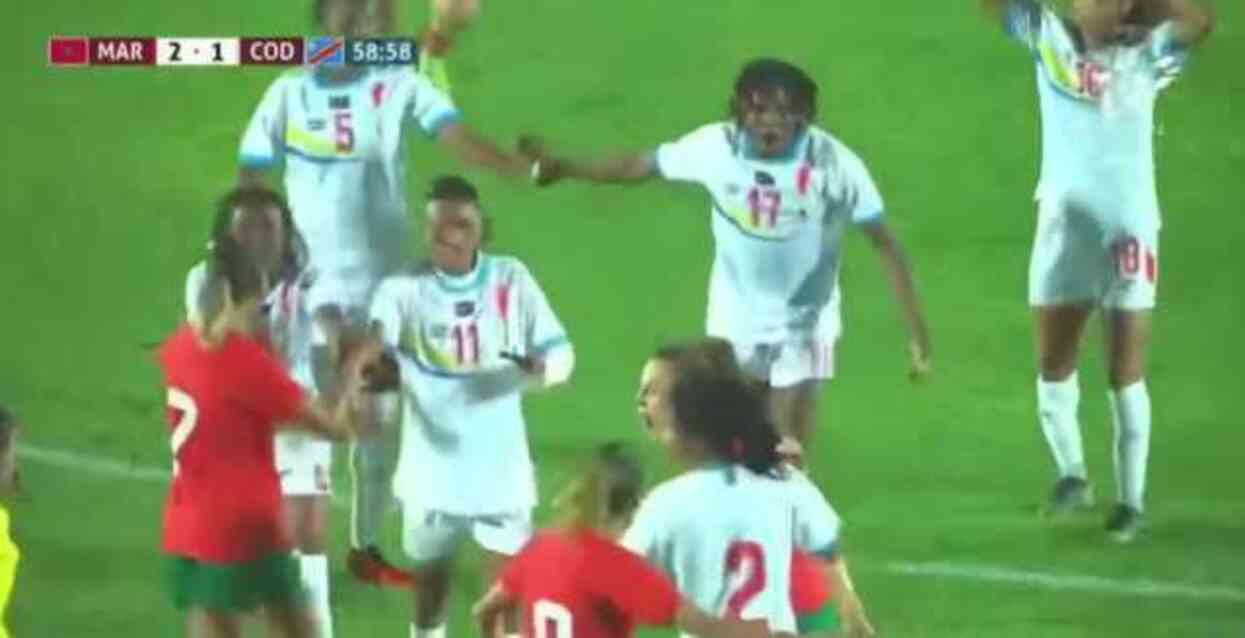 Futbolseverler, Galatasaray kadın futbolcusu Kipoyi'nin Faslı rakibine yumruk attığı için ömür boyu men edilmesini istiyor Futbolseverler, Galatasaray kadın futbolcusu Kipoyi'nin Faslı rakibine yumruk attığı için ömür boyu men edilmesini istiyor