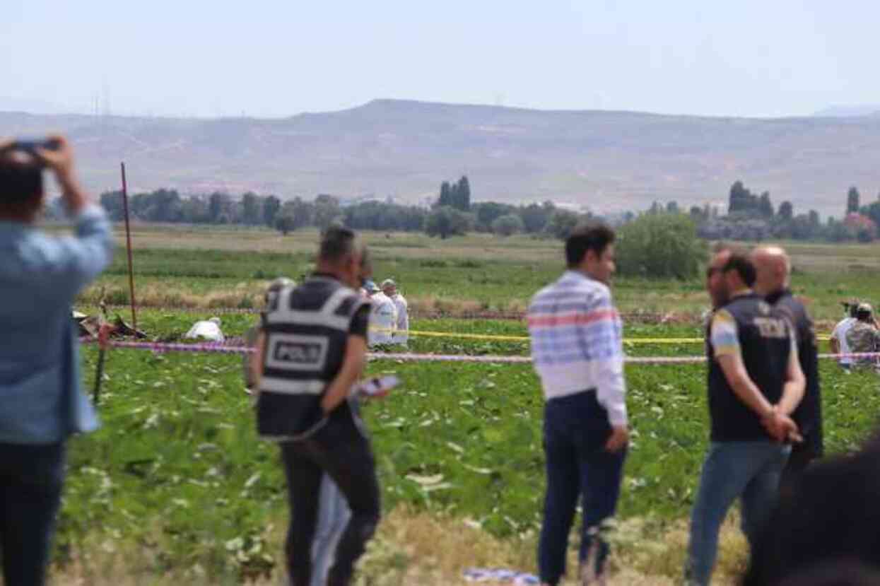 Kayseri'de eğitim uçağı düştü! Kayseri'de olay yerinden görüntüler!