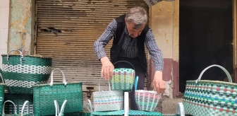 60 Yaşındaki Adam Atık Plastik Şeritlerden Sepet Yapıp Satıyor