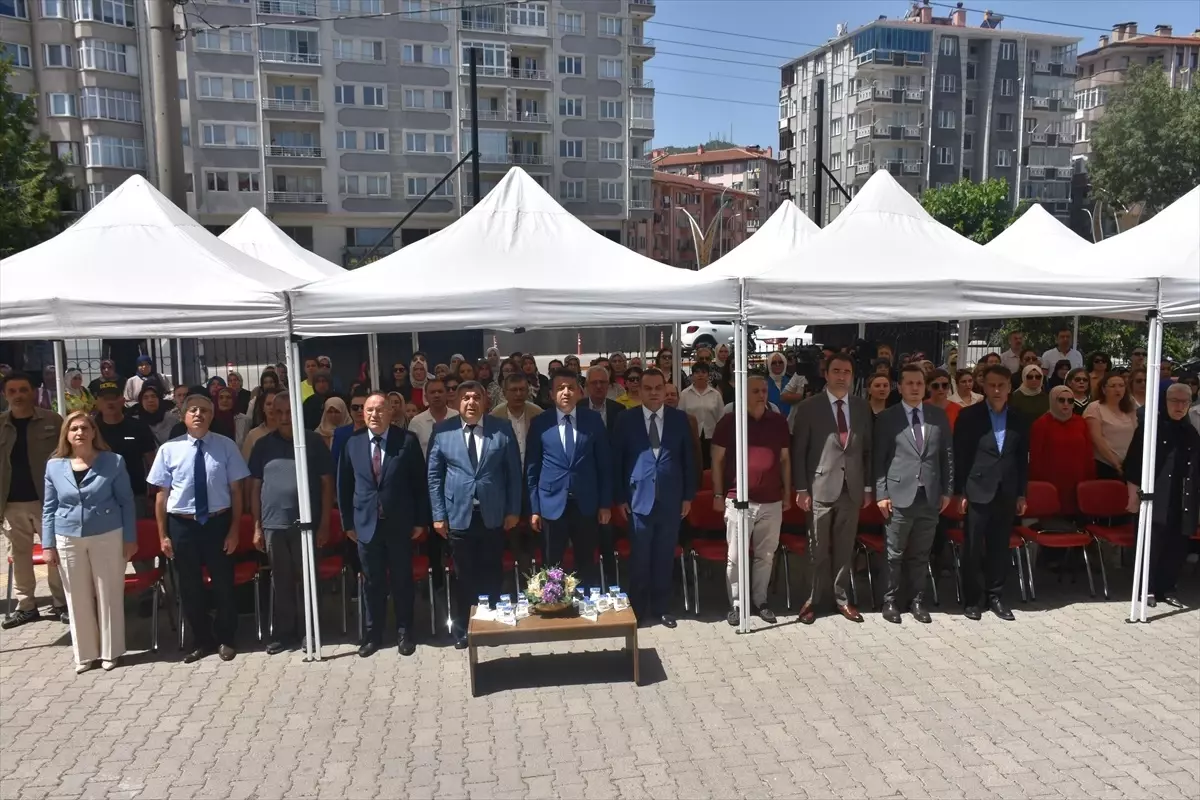 Afyonkarahisar'da Halk Eğitim Merkezi ve Akşam Sanat Okulu Yıl Sonu Karma Sergisi Açıldı