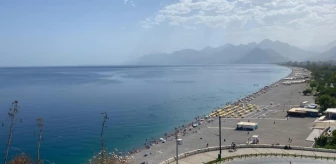 Antalya'da sıcak hava, tatilcileri Konyaaltı Sahili'nden kaçırdı