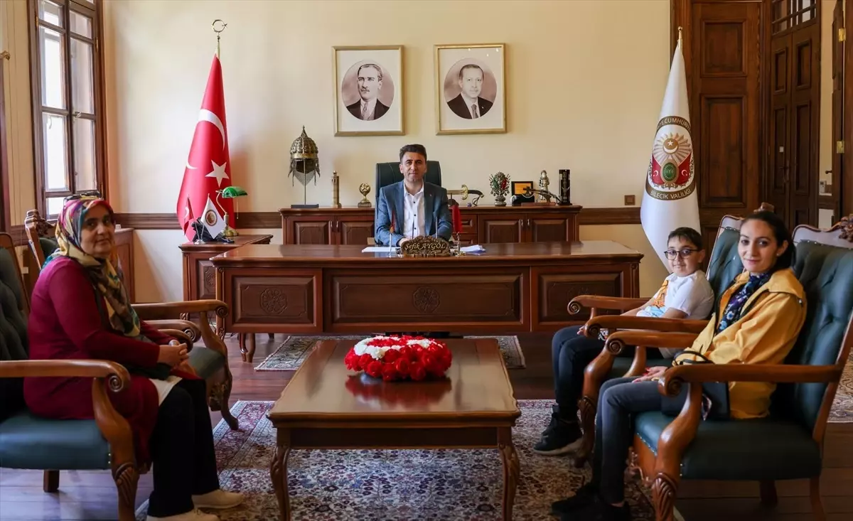 Bilecik Valisi Şefik Aygöl, 10 yaşındaki kitap kurdu Ahmet Destan Kara'yı kabul etti