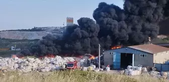 Gebze'deki Geri Dönüşüm Tesisi Yangını Söndürülmeye Çalışılıyor