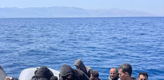 İzmir'de 15 düzensiz göçmen kurtarıldı, 22 göçmen yakalandı