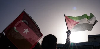 İzmir'de Üniversite Öğrencileri İsrail'in Gazze'ye Saldırısını Protesto Etti