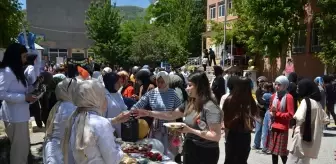 Muş'ta lise öğrencileri atık malzemelerden yapılan ürünleri sergiledi