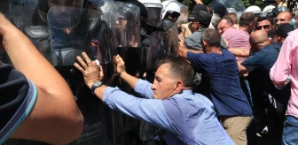 Arnavutluk'ta Hükümetin İstifası Talebiyle Protesto Düzenlendi