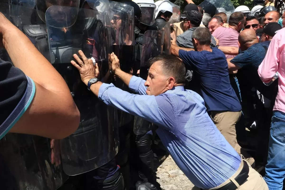 Arnavutluk'ta Hükümetin İstifası Talebiyle Protesto Düzenlendi