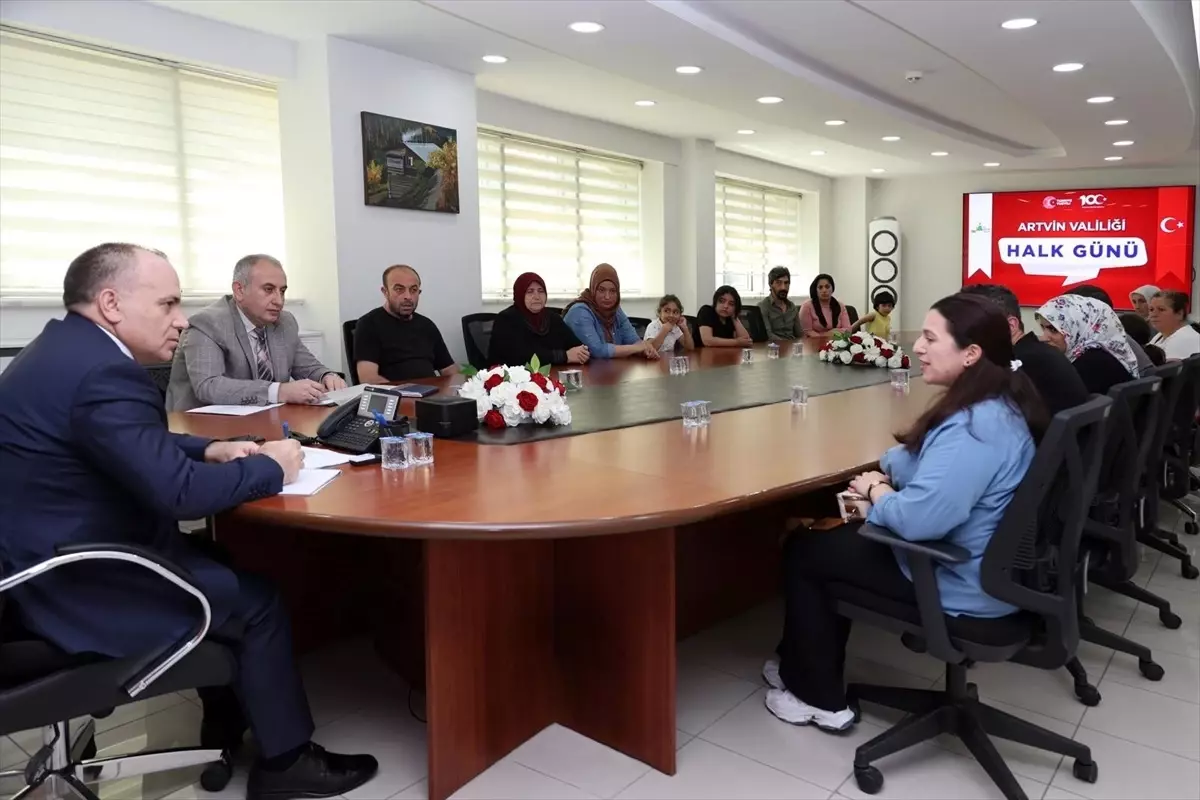 Artvin Valisi Cengiz Ünsal, Halk Günü Toplantısı'nda vatandaşlarla bir araya geldi