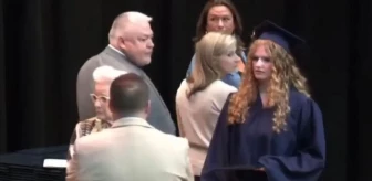 ABD'de bir baba, mezuniyet töreninde 'Kızıma dokunmanı istemiyorum'' diyerek siyahi müdürü sahneden uzaklaştırdı