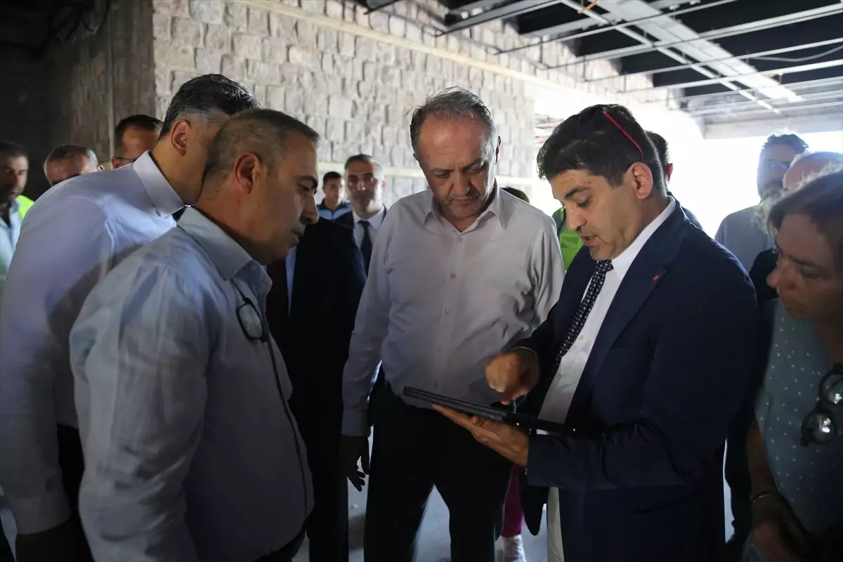Bakan Yardımcısı Yazgı, Arslantepe Höyüğü'ndeki karşılama merkezini inceledi