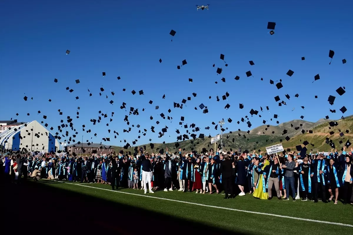 Bitlis Eren Üniversitesi'nden 2 Bin 390 Öğrenci Mezun Oldu