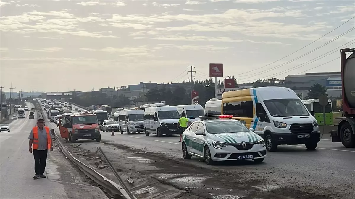 Gebze'de Hafriyat Kamyonu Devrildi, Sürücü Yaralandı